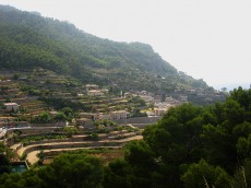 Blick vom Aussichtspunkt und Parkplatz aus auf Banyalbufar Blick vom Aussichtspunkt und Parkplatz aus auf Banyalbufar