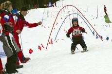 Kinder beim Abschlussrennen in der Skischule
