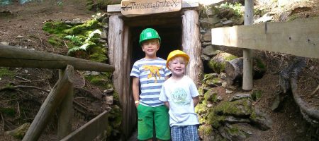 Jonas und Timmi vor der Grube.